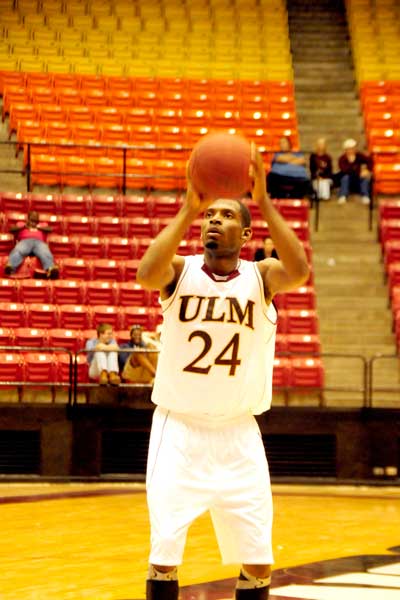 Guard Hugh Mingo sets up to shoot free throws at the Fant-Ewing.