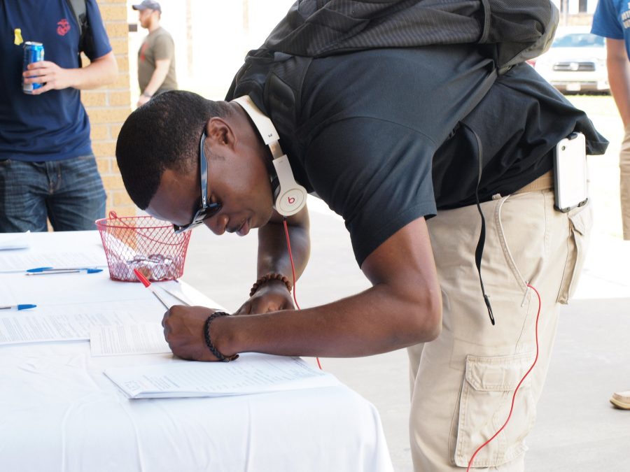 GOP group holds voter registration drive on campus