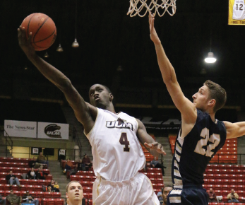 Men’s basketball scores record win