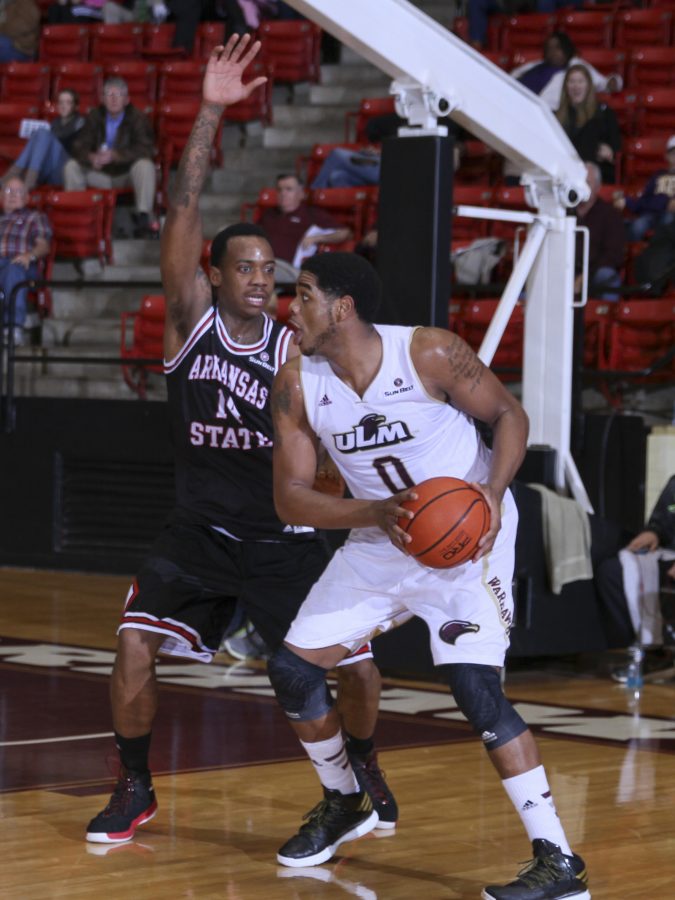 Men’s basketball notches close win