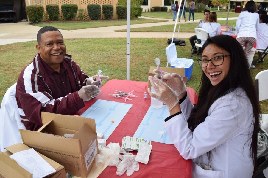 Student+pharmacists+give+out+free+flu+shots