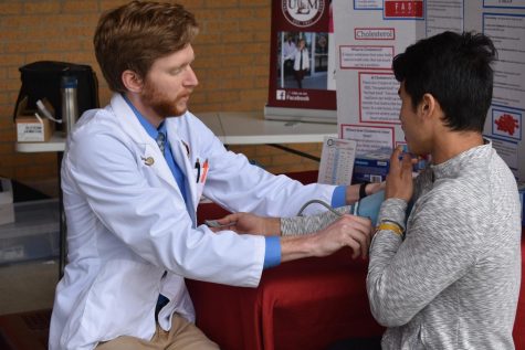 Pharmacy students fight flu on campus