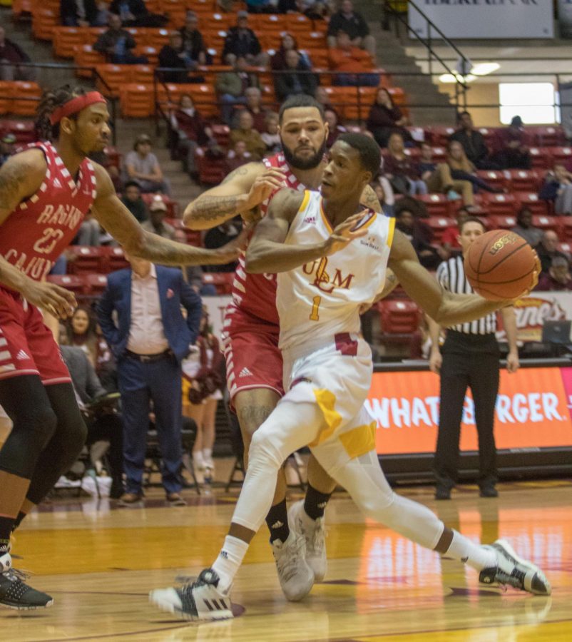 Men’s basketball roasts Ragin’ Cajuns at home