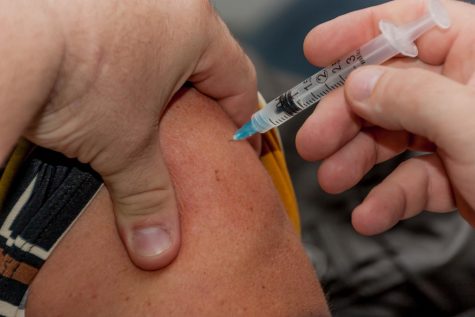 Student pharmacists give out free flu shots