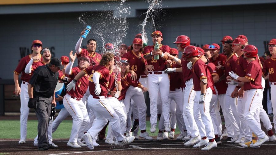 Walkoff+leads+Warhawks+to+first+conference+win