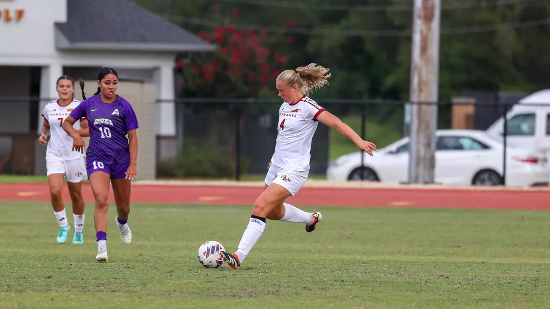 ULM defender Janne Van Brummelen advances the ball.