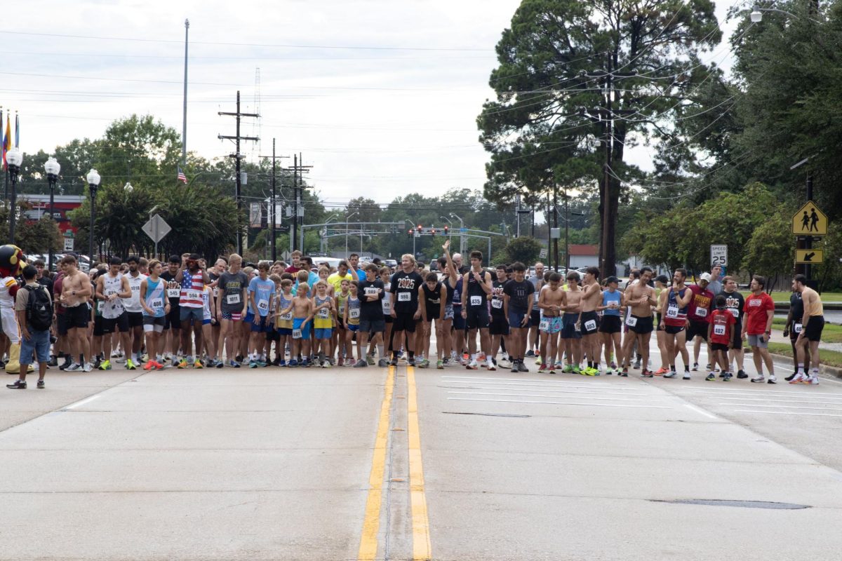 Participants lined up to start the University Mile.